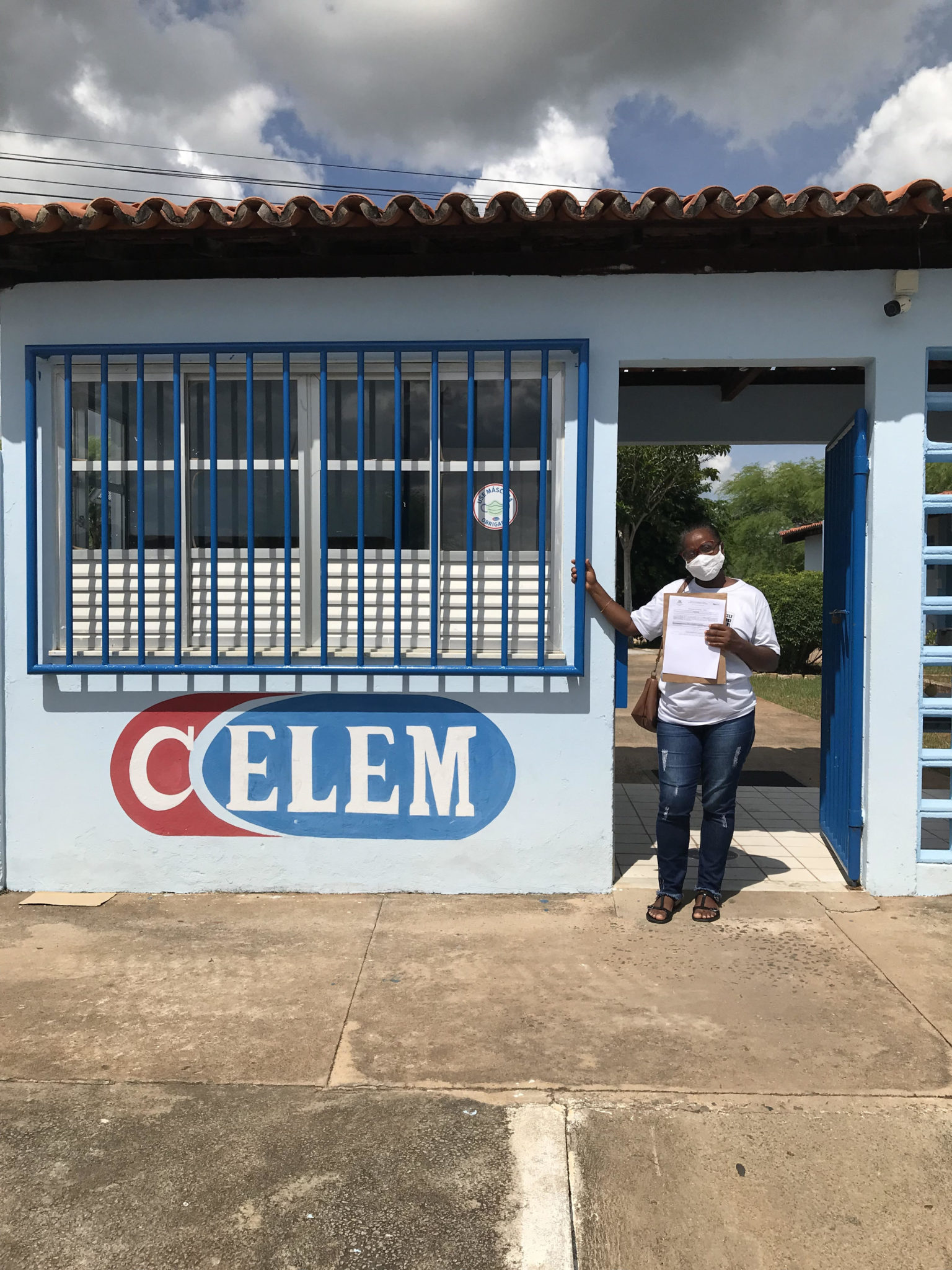 A merendeira Djanira na porta da escola - Foto: Danilo Santana