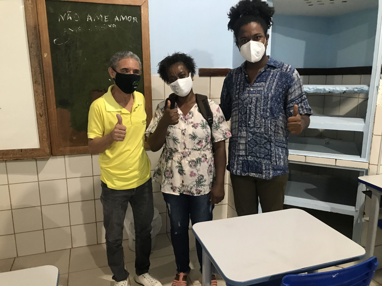 Dona Djanira com o filho (à dir) na escola - Foto: Danilo Santana