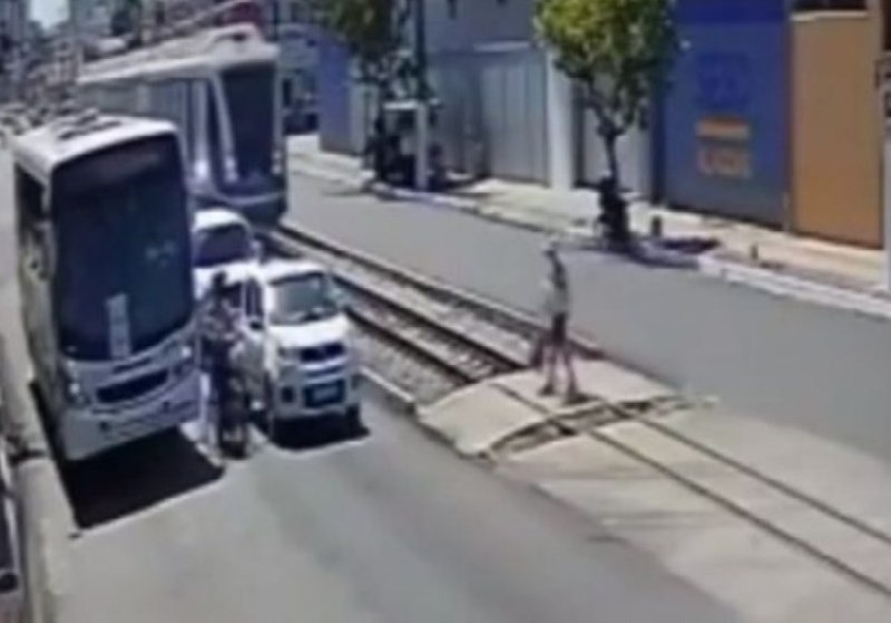 Motociclista que evitou que a idosa fosse atropelada por trem ainda não foi identificado - Foto: Reprodução / Vídeo