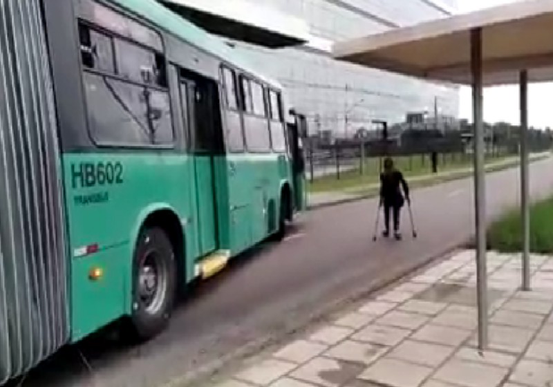 O motorista Acesso bloqueou a rua para que a passageira com muletas pudesse atravessar a rua em segurança em Curitiba - Foto: reprodução / Pop FM Curitiba