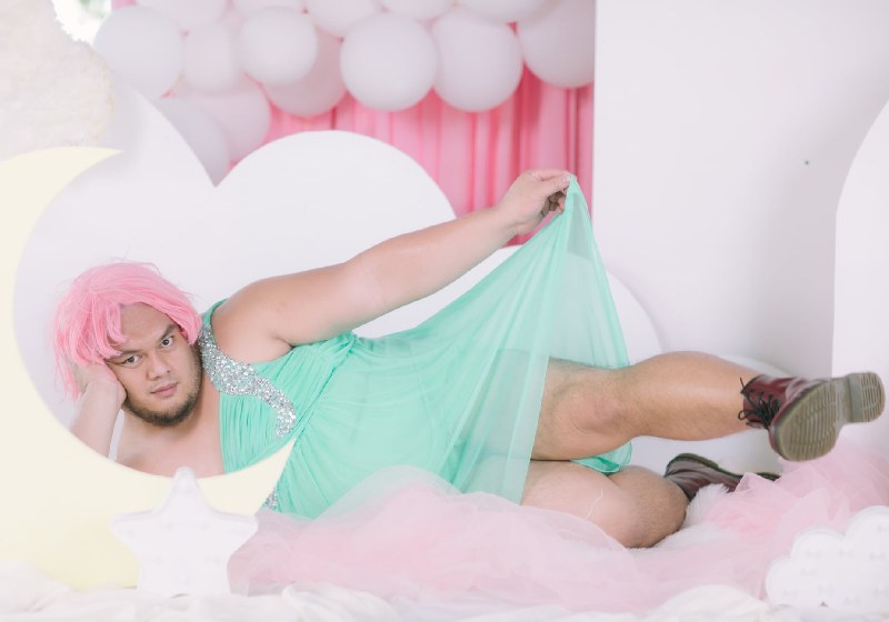 A filha estava de mau humor. Para não perder o ensaio fotográfico, o pai vestiu um vestido azul e uma peruca cor de rosa e arrancou gargalhadas da filha - Foto: Facebook / Faces Portraits