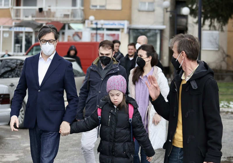 O presidente Stevo Pendarovski visitou a família de Embla Ademi, de 11 anos, e a levou para a escola onde sofreu bullying Foto: Pretsedatel.mk/