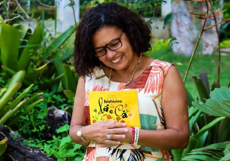 A professora Márcia Mendes realiza seu sonho: para cada livro comprado outro será doado para uma criança sem acesso à leitura - Foto: Domi Meirelles