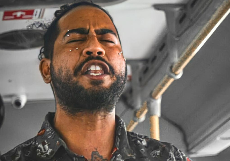 O rapper leva a positividade através de poesias para passageiros de coletivos em Fortaleza - Foto: arquivo pessoal