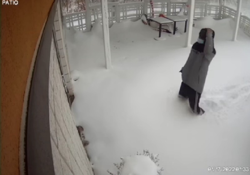 O cliente enfrentou neve para comer e se ajoelhou de decepção ao ver o restaurante fechado - Foto: reprodução / Instagram