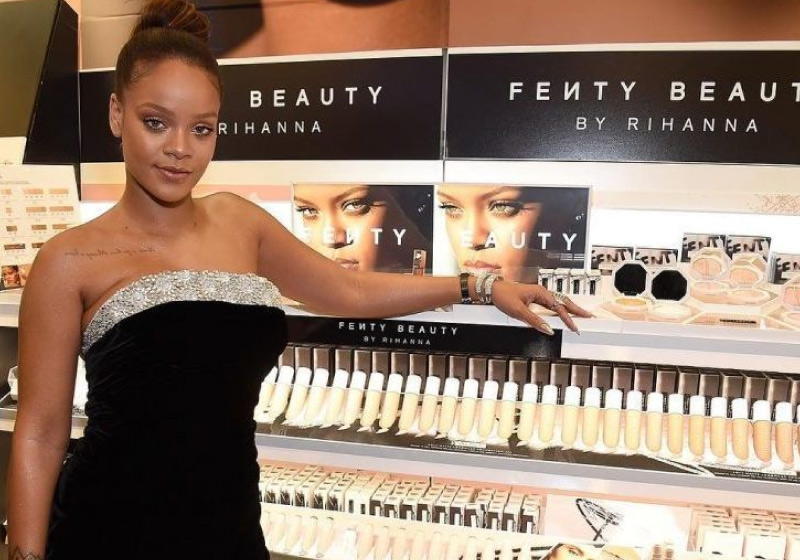 Rihanna fatura mais de R$ 2 bilhões com a Fenty - Foto: divulgação
