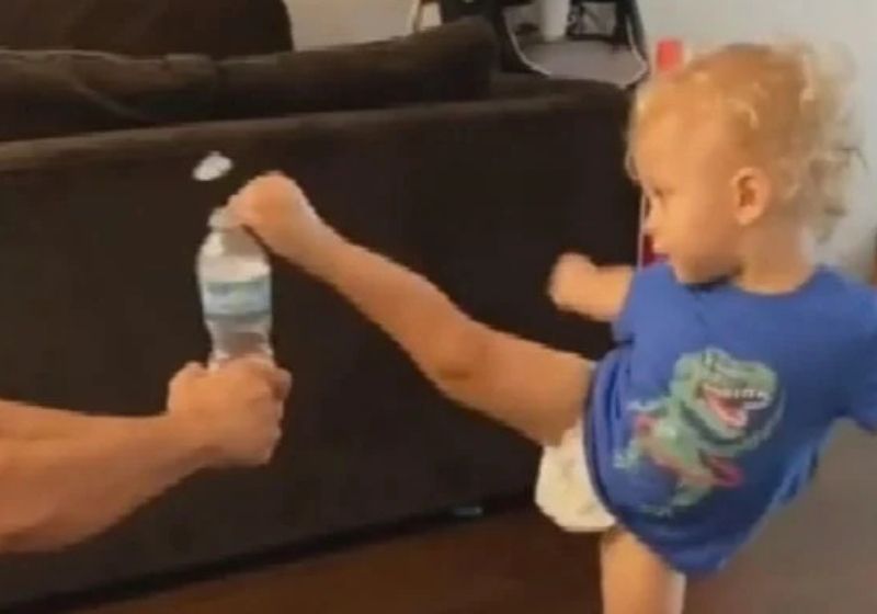 Joshua é um bebê goiano que treina Taekwondo desde os 7 meses de vida! - Foto: Reprodução/vídeo