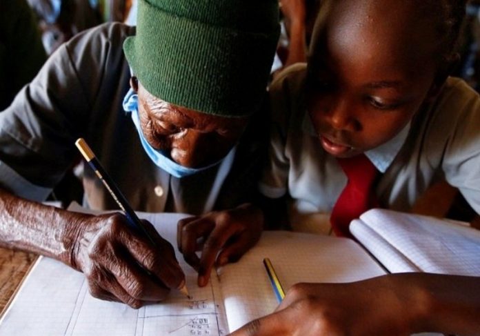 A vovó de 98 anos ficou perplexa ao saber que a bisneta tinha abandonado os estudos porque engravidou e decidiu dar exemplo - Foto: REUTERS/ Monicah Mwangi