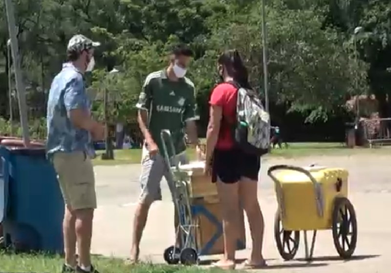 John Leitão ajuda vendedores ambulantes na campanha Parceiros de Outros Carnavais da Ambev - Foto: divulgação