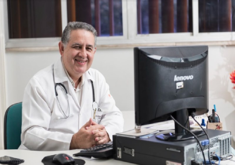 O Prof. Fernando Barroso coordena o Centro de Processamento Celular do HEMOCE, que será responsável por desenvolver o tratamento revolucionário contra o câncer - Foto: Viktor Braga