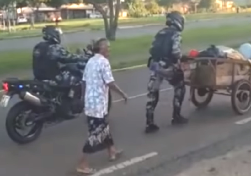 Os Policiais Militares ajudaram a catadora de recicláveis que não aguentou empurrar o carrinho por causa do peso, em Ceilândia, no DF Foto: reprodução PMDF