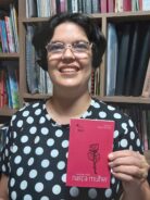 Palmira Heine, uma das autoras, com seu livro - Foto: divulgação