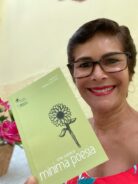 Rita Queiroz, uma das autoras com seu livro - Foto: divulgação 