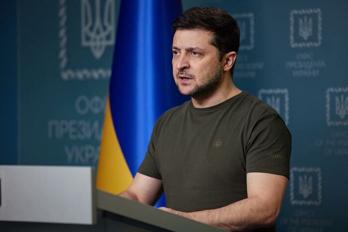 O presidente da Ucrânia Volodymyr Zelensky resiste aos ataques da Rússia - Foto: reprodução