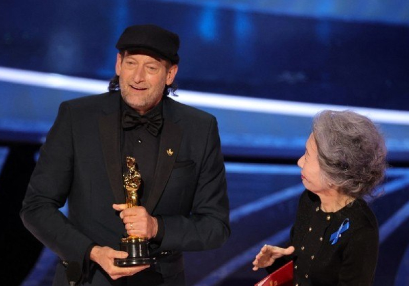 Troy Kotsur fez um discurso em Libras e agradeceu o prêmio de Melhor Ator Coadjuvante - Foto: reprodução