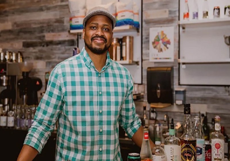Chris Marshall criou o 1º bar sem álcool de Austin, Texas, nos EUA e o negócio está fazendo sucesso! - Foto: Chris Marshall / Sans Bar