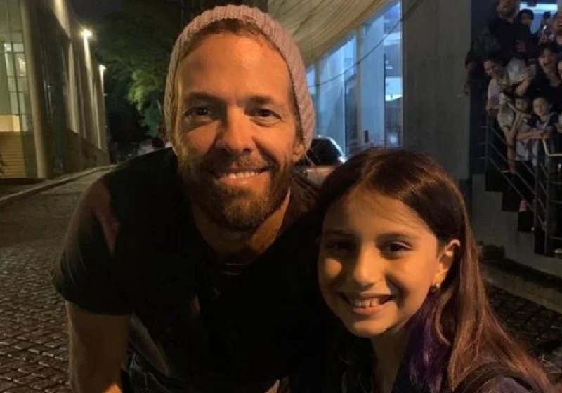 O baterista do Foo Fighters Taylor Hawkins, foi até à fã Emma, de 9 anos, para realizar o sonho dela - Foto: reprodução / redes sociais