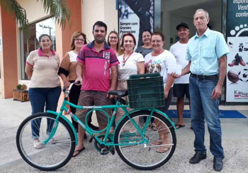 Jonas ganhou uma bicicleta novinha dos vizinhos - Foto: divulgação