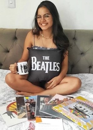 Bárbara com LPs dos Beatles - Foto: reprodução / Instagram