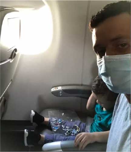 Bebê brinca com adesivos antes de comissária o pegar no colo para o acalmar em voo, Goiás — Foto: arquivo Pessoal