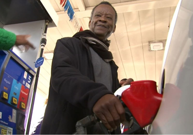O empresário Willie Wilson foi pessoalmente aos postos para ajudar a encher o tanque dos carros Foto: reprodução CBS