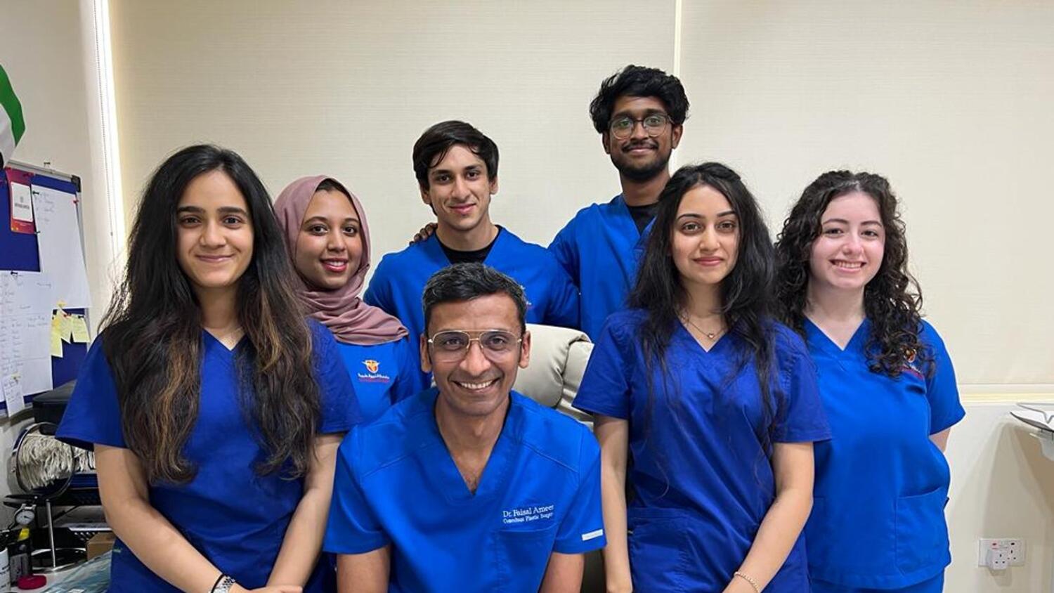 os alunos do médico cirurgião Faisal Ameer, dos Emirados Árabes Unidos, distraem a criança durante cirurgia. Foto: Arquivo Pessoal