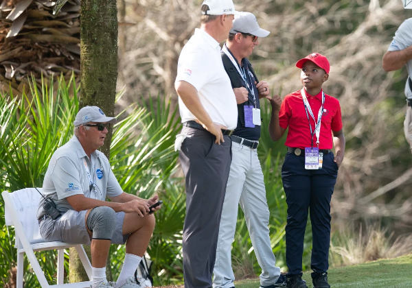 Carter conversa com o bicampeão mundial de Golf Ernie Els Foto: Facebook