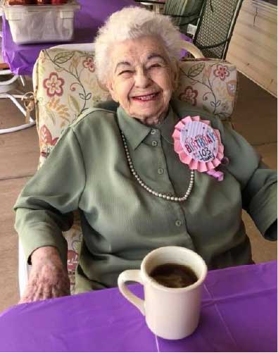 asomadetodosafetos.com - Casa de repouso realiza sonho de idosa de 103 anos presenteando-a com gatinha. Veja fotos!