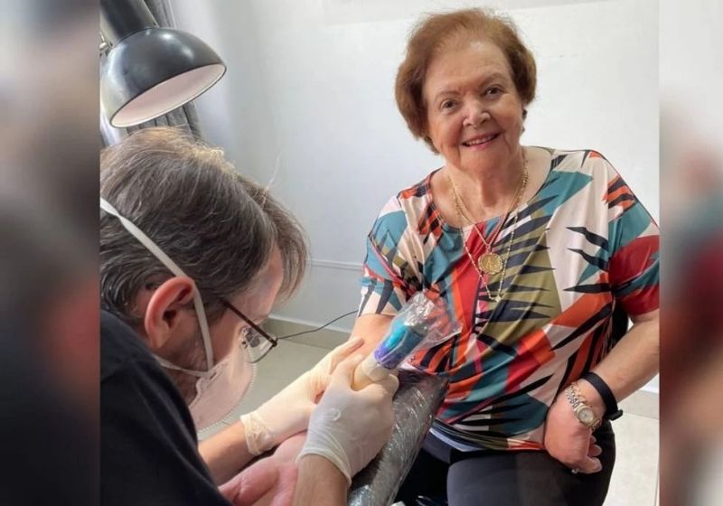 A vovó fez sua 1ª tatuagem porque o neto, Pedro Henrique Guerreiro Queiroz, de 19 anos, foi aprovado em Medicina - Foto: Arquivo Pessoal