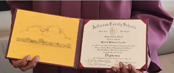 O idoso exibe os diplomas que recebeu - Foto: arquivo pessoal