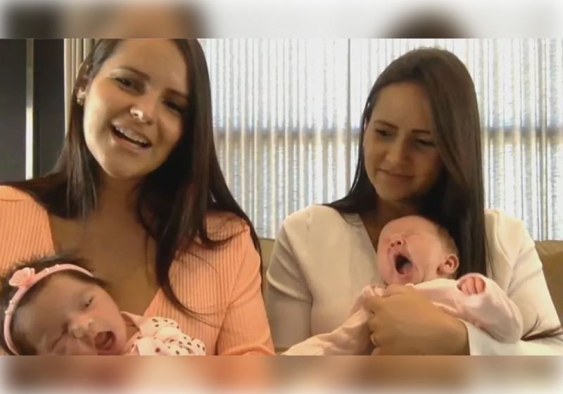 Irmãs gêmeas descobriram a gravidez ao mesmo tempo e, no mesmo dia, entraram em trabalho de parto - Foto: reprodução