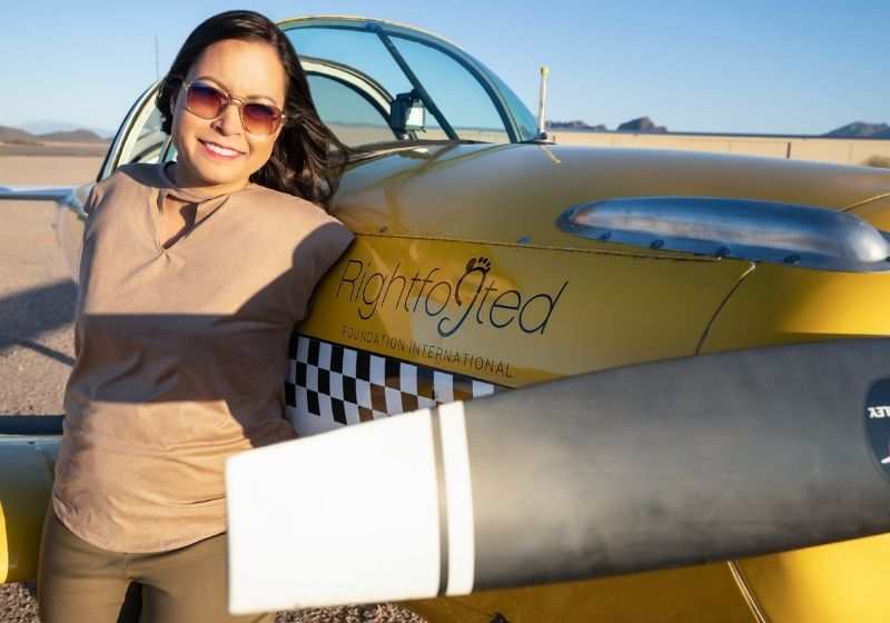 Jessica, a 1ª piloto de avião sem braços também é palestrante de motivação filipino-americana - Foto: Reprodução/ Facebook Jessica Cox