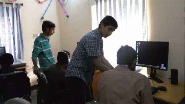 Srikanth ajuda jovens cegos em uma ONG na Índia - Foto: arquivo pessoal