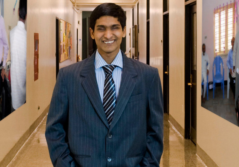 Srikanth Bolla foi proibido de estudar porque é cego. Ele conquistou o direito na justiça e hoje é dono de uma empresa avaliada em R$ 340 milhões - Foto: reprodução