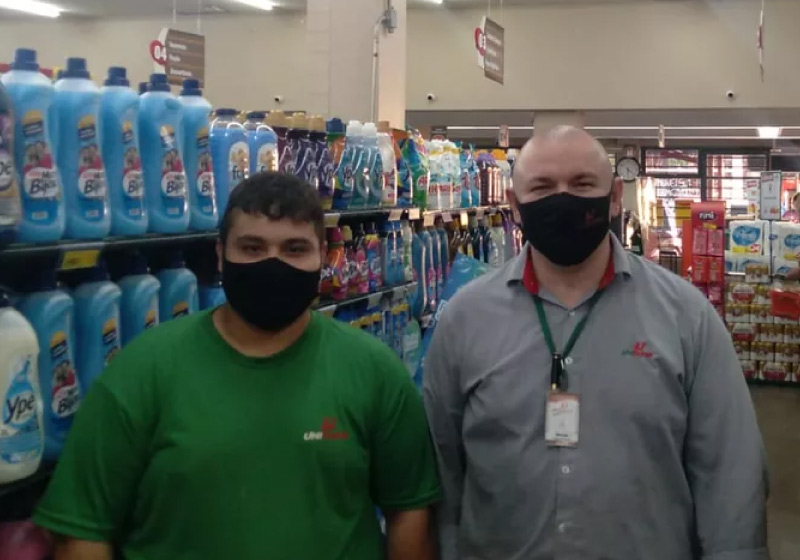 O jovem encontrou o dinheiro perdido, R$ 700, e devolveu à dona. Após a notícia se espalhar pela cidade, ele voltou a falar com a mãe - Foto: arquivo pessoal