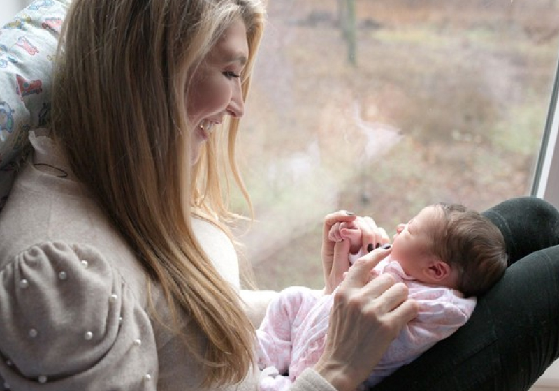 Deise é mãe através de uma barriga de aluguel ucraniana e agora que ajudar a família da mulher - Foto: arquivo pessoal