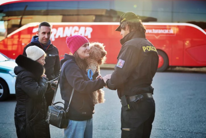 Mãe do menino de 11 anos que viajou sozinho é recebida por policial na Eslováquia junto com avó e cachorro - Foto: Foto: Cortesia/Polícia da Eslováquia