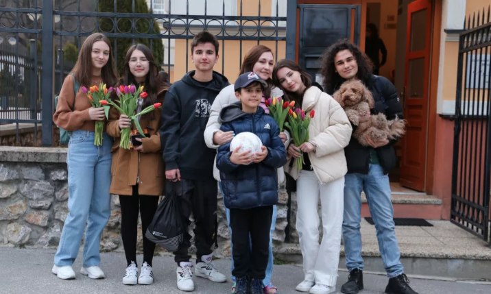 Hassan com a mãe, amigos e familiares na Eslováquia— Foto: Cortesia/Polícia da Eslováquia
