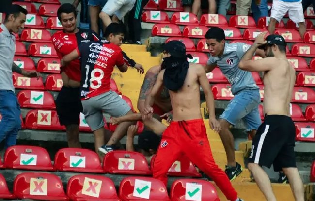 A confusão generalizada parou a rodada do Campeonato Mexicano - - Foto: EDUARDO GOMEZ / AFP
