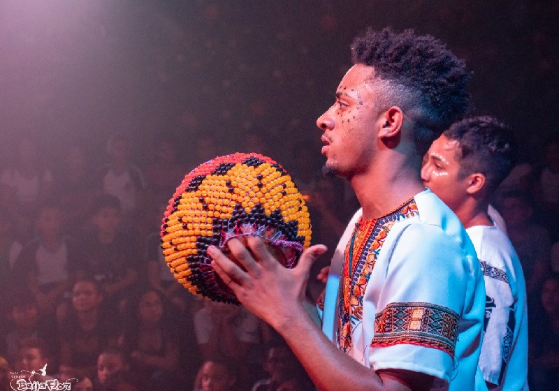 O educador social Júlio César, que teve a muda transformada pela musica, na apresentação do espetáculo Tribais, da Rede Cultural Beija-Flor - Foto: divulgação