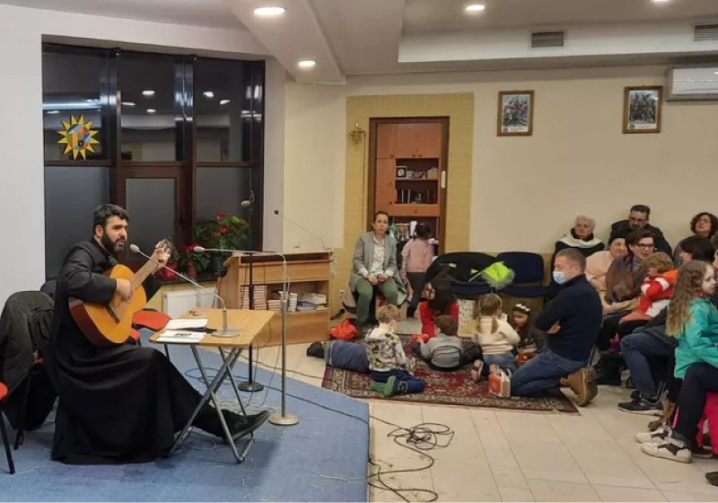 O padre brasileiro Lucas Perozzi Jorge acolhe refugiados em paróquia em Kiev, na Ucrânia — Foto: Arquivo pessoal