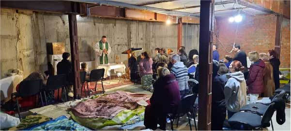Padre Lucas acolhe pessoas em busca de proteção contra a guerra — Foto: Arquivo pessoal