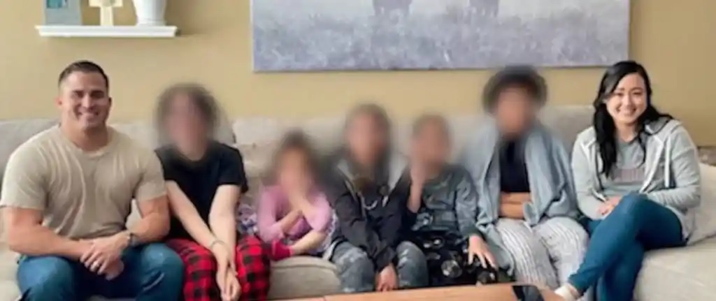 O policial e a esposa que adotaram os 5 irmãos - Foto: reprodução