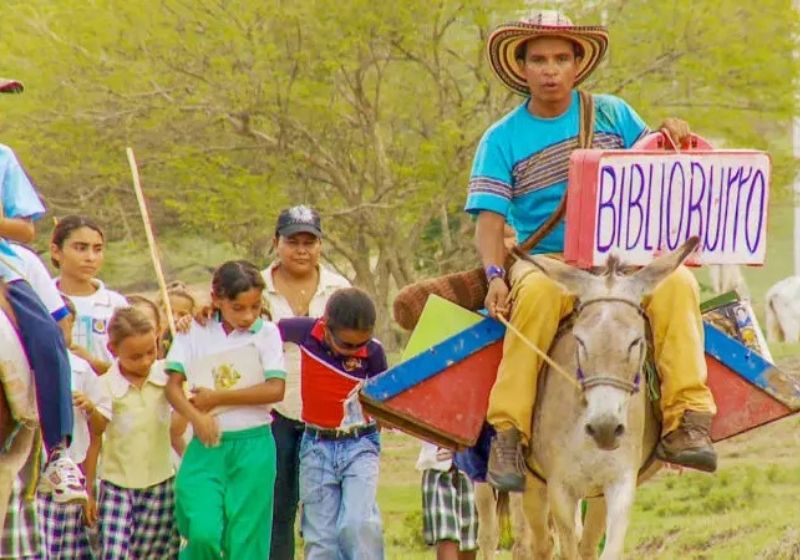 O professor Luís adaptou as selas dos burrinhos e criou o projeto Biblioburro, que leva leitura a crianças na roça - Foto: Valentina Canavesio / Ayoka Productions/ND