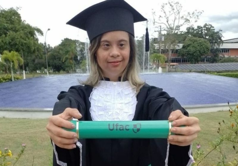 Rayssa, a 1ª com Down a se formar na universidade federal do Acre, também é nadadora profissional premiada - Foto: Arquivo Pessoal