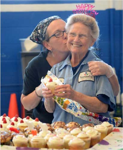 Funcionários também participaram do momento - Foto: Chris Dorst