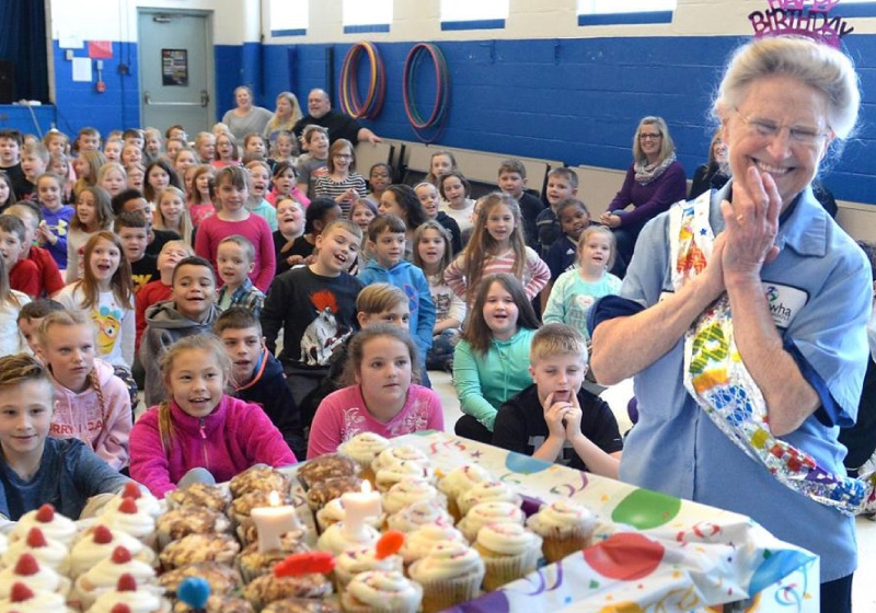 A zeladora foi surpreendida com a primeira festa de aniversário da vida dela, aos 77 anos - Foto: Chris Dorst