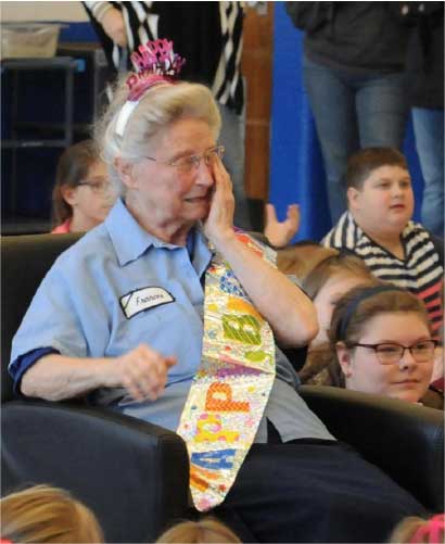 A zeladora ficou muito emocionada - Foto: Chris Dorst