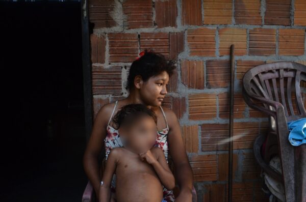 Jamile e Mateus vivem em uma situação de vulnerabilidade social muito grande - Foto: João Paulo Guimarães