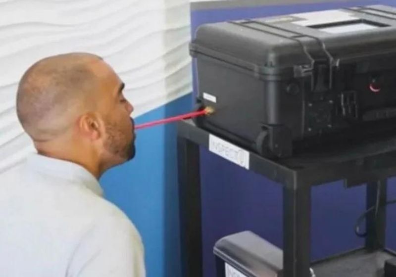 O “bafômetro” denominado InspectIR Covid-19, foi avalidado em um grande levantamento com 2.409 voluntários. Foto: Reprodução/FDA